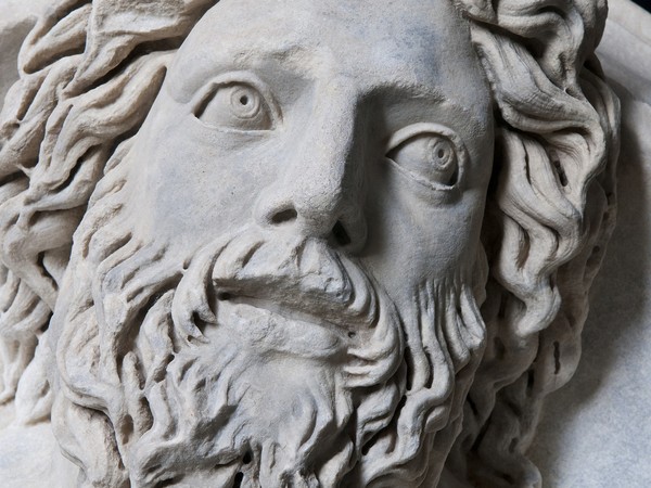 Dettaglio del clipeo con l’effige di Giove