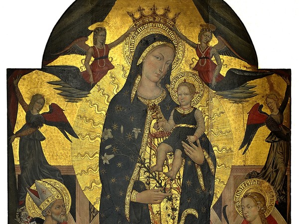 Luca di Paolo, Madonna con bambino e angeli tra i santi Agostino e Caterina d’Alessandria. Tempera e oro su tavola centinata, cm 137,5x206. Fondazione Banca dell’Etruria, Arezzo (AR)