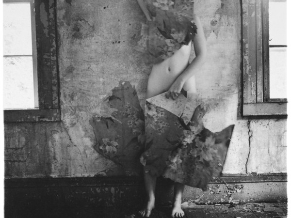 Francesca Woodman, Senza titolo, da Space, Rhode Island, 1977. Courtesy George and Betty Woodman