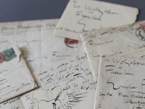 Lettera di Gustav Klimt a Emilie Flo?ge, 18 novembre 1895. Inchiostro di china nero su carta, 3 fogli di carta da lettera (piegati): 17,6 x 22,6 cm (2 fogli), 17,6 x 11,2 cm (1 foglio) Busta: 9,2 x 12 cm, timbro postale: Praga 18.11.95, Vienna 19.11.95. Collezione privata © Alfred Weidinger