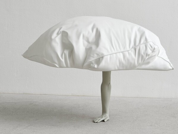 Erwin Wurm, Dreamer, One Arm, 2024, aluminium, paint, 92x148x93 cm. I Ph. Markus Gradwohl