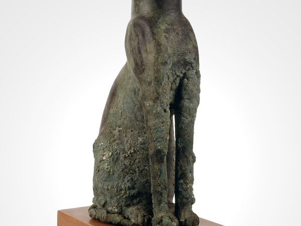 Statua - sarcofago votivo per una mummia di gatto, con scarabeo inciso fra le orecchle e collare con amuleti, epoca romana, bronzo, h 50 cm, Musei Vaticani, Città del Vaticano, Foto Musei Vaticani