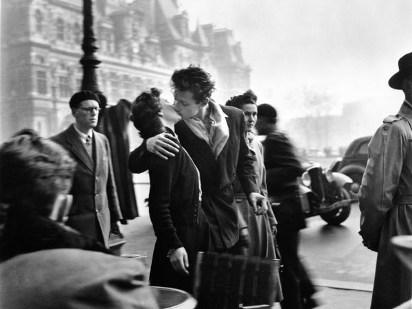 Robert Doisneau, <em>Le baiser de l&rsquo;H&ocirc;tel de Ville</em>, 1950, Stampa fine art su carta ai sali d&rsquo;argento da negativi originali, 40 x 50 cm &copy; Atelier Robert Doisneau