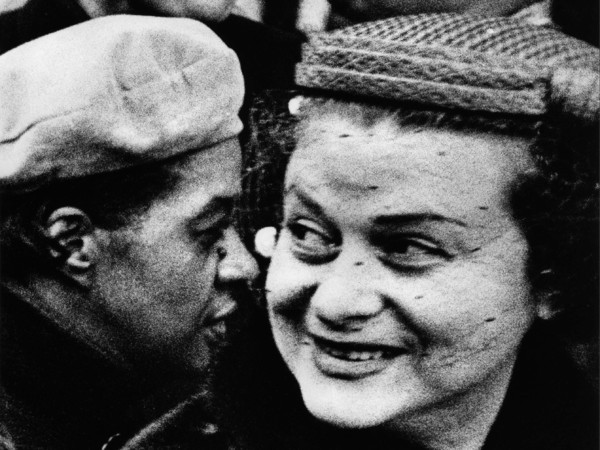 William Klein, Quattro teste, Giorno del Ringraziamento, Broadway e 33rd, New York, 1954, (Dalla sezione New York). | Courtesy of Contrasto 2016 © William Klein