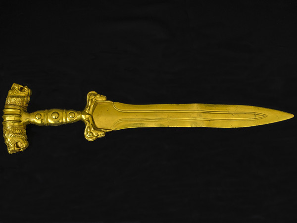 Manufatto costituito da lama con rinforzi rilevati e manico a forma ovale con guarnito da teste leonine, collarini e borchie, V secolo a.C., Hamadan (Iran occidentale), Oro, 41 x 10.47 x 4 cm, Peso 817 gr | Photo © Gianluca Baronchelli