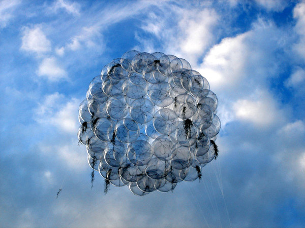 Tomás Saraceno, Se 60 Flying Garden, 2006, 60 palloncini in pvc, elastici, pianta di tillandsia, elio, dimensioni variabili, Collezione Agiverona