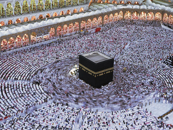 I pellegrini partecipano alla funzione della Notte del Destino (Laylat al-Qadr), il 27° giorno del Ramadàn. La celebrazione commemora la rivelazione del Corano al Profeta. La Mecca, Arabia Saudita 1995. © Kazuyoshi Nomachi