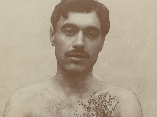 Criminale tatuato, detenuto a Bilbao, Il tatuaggio, che aveva iniziato a diffondersi negli ambienti del carcere e della caserma, fu individuato da Lombroso come una prova dell'atavismo criminale poichè gli storici dell'antichità e gli antropologi ne attestavano la diffusione tra le popolazioni primitive | Fotografo non identificato, Stampa su carta aristotipica, Inizio XX secolo