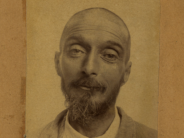 Ritratto di alienato affetto da “schizofrenia” del Frenocomio di Reggio Emilia ad opera di un degente dello stesso istituto, Giovanni Morini | Foto: Giovanni Morini, Stampa all’albumina, 1900 circa