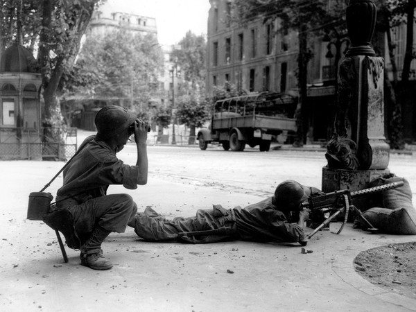 Soldati di fanteria francese durante i combattimenti per la liberazione della città di Marsiglia. Marsiglia, Francia, agosto 1944