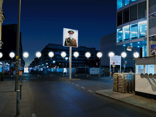 8000 glowing balloons, CheckPoint Charlie, Berlino. © kulturprojekte berlin_whitevoid / christopher bauder — photo by daniel büche