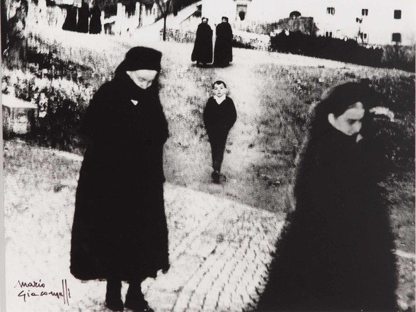 Mario Giacomelli, Il bambino di Scanno, 257x195 mm | Courtesy of Studio Guastalla Arte Moderna e Contemporanea / The Lone T art space | Foto: Cristian Castelnuovo
