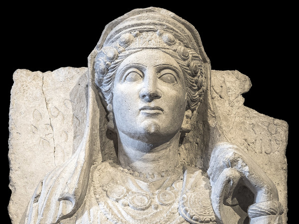 Rilievo funerario con ritratto femminile, Primi decenni III secolo d.C., Calcare, 6 x 59 cm, Museo di Scultura Antica Giovanni Barracco | Foto © Gianluca Baronchelli