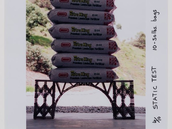 Chris Burden, Static Test, #4/10 #2000 Parte di The 1/4 Ton Bridge, 1997 - 2000, Fotografia firmata e datata prodotta in edizioni di 10 con 2 prove d’artista20 x 16 inches / 50.8 x 40.64 cm | © Chris Burden. Per gentile concessione dello studio di Chris Burden e Gagosian Gallery