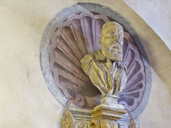 Basilica di Santa Croce: iscrizione e busto in gesso di Galileo nella Cappella Medici, il luogo in cui fu sepolto lo scienziato alla sua morte nel 1642. Il corpo fu traslato nel sepolcro monumentale nel 1737 | © Museo Galileo, Firenze / Opera di Santa Croce
