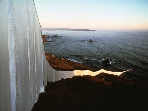 Christo, Running Fence, Sonoma and Marin Counties, California, USA, 1972-1976, 100 x 150 cm | Photo Wolfgang Volz © Christo 1976