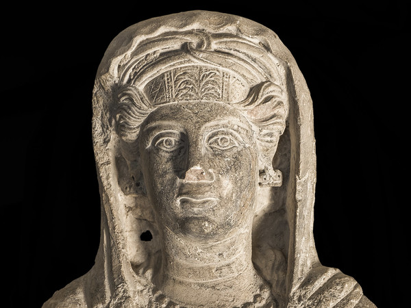 Busto muliebre da sarcofago palmireno, Seconda metà II secolo d.C., Calcare, 29.5 x 14.5 x 36.4 cm, Terra Sancta Museum - sezione archeologica, Gerusalemme | Foto © Gianluca Baronchelli