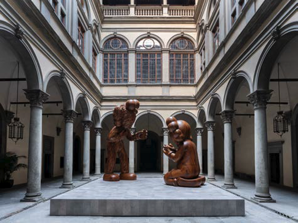 KAWS, THE MESSAGE, 2025. Installation view. BFF, Legno, cm. 5501 x 2513 x 2763. COMPANION, Legno, cm. 3872 x 2514 x 2450 Photo Ela Bialkowska OKNO studio © KAWS, THE MESSAGE, 2025. Installation view. BFF, Legno, cm. 5501 x 2513 x 2763. COMPANION, Legno, cm. 3872 x 2514 x 2450 Photo Ela Bialkowska OKNO studio ©