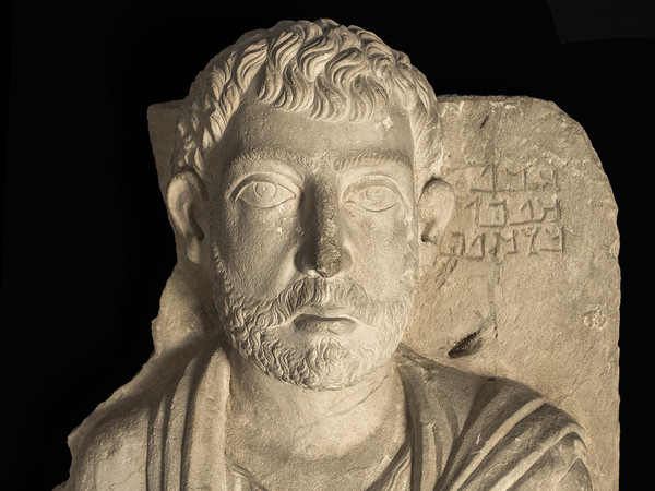 Rilievo funerario con ritratto di Malikū, Seconda metà II-inizi III secolo d.C., Calcare, 40 x 20,6 x 55,9 cm, Terra Sancta Museum - sezione archeologica, Gerusalemme | Foto © Gianluca Baronchelli