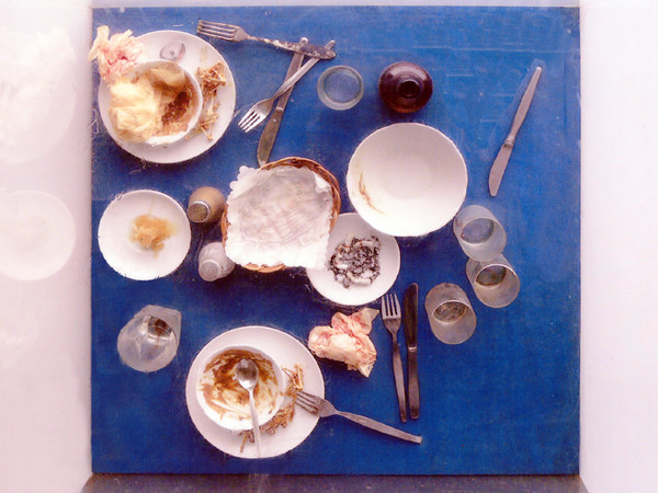 Daniel Spoerri, Tableau piege action 8 marzo 1972. tecnica mista, cm 70x70