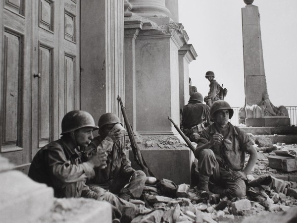 Robert Capa, <em> Soldati americani a Troina, nei pressi della Cattedrale di Maria Santissima Assunta, dopo il 6 agosto 1943</em>