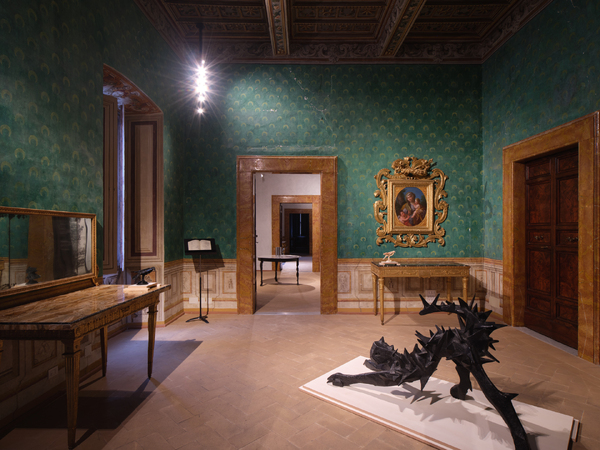William Kentridge, Stroke, 2022, Bronzo, 100 × 175 × 74 cm | Sala Verde dalla mostra Pensieri fuggitivi a cura di Saverio Verini, Palazzo Collicola, Spoleto, 2025 | Courtesy © William Kentridge e Lia Rumma Gallery Milano/Napoli | Foto: Giuliano Vaccai