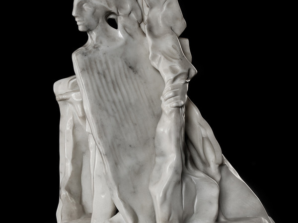 Giuliano Vangi, Donna nel vento, 1998, marmo bianco di Carrara, cm. 68h x 55 x 43,5. Montignoso, collezione Paola Baronti, Campolonghi Marmi