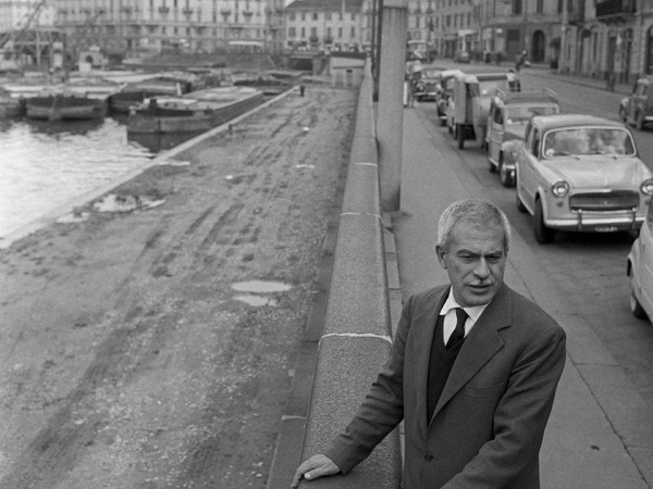 <span>Elio Vittorini sul marciapiede del Naviglio di Milano, Mondadori Portfolio/Angelo Cozzi</span>