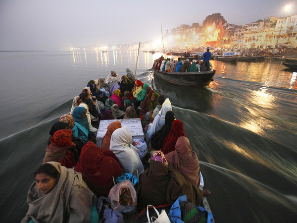 Partenza per il pellegrinaggio di Pancha Koshi, che comprende la visita a cinque templi dedicati a Shiva e ubicati nelle vicinanze di Benares.  Benares, India 2005. © Kazuyoshi Nomachi