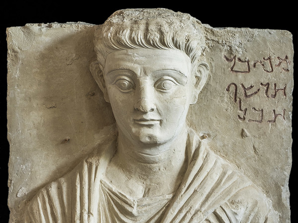 Rilievo funerario con ritratto di Makkai, Terzo quarto I secolo d.C., Calcare, 42x 52 cm, Collezione privata | Foto © Gianluca Baronchelli