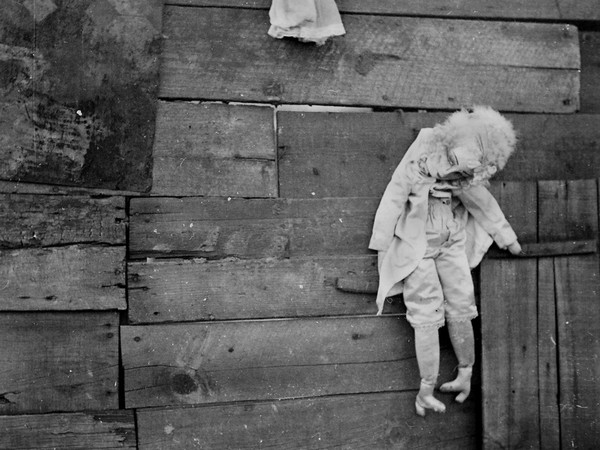 Dora Maar, Marionnette accrochée à une palissade, 1934. Collezione Jill Quasha, New York