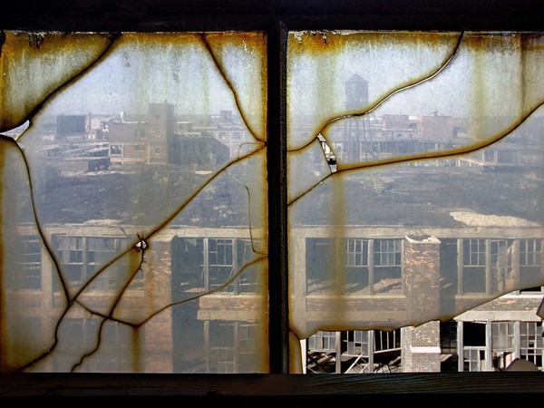 Yves Marchand e Romain Meffre, Window, Packard Motors Plant, Detroit, 2005, Parigi, Galerie Polka. © Yves Marchand & Romain Meffre, courtesy Polka Galerie