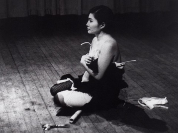 Yoko Ono, Cut Piece, 1964, Performed by Yoko Ono, Carnegie Recital Hall, New York, March 21, 1965 | © Minoru Niizuma, Courtesy Lenono Photo Archive, New York Courtesy Merano Arte “Gestures - Women in action”