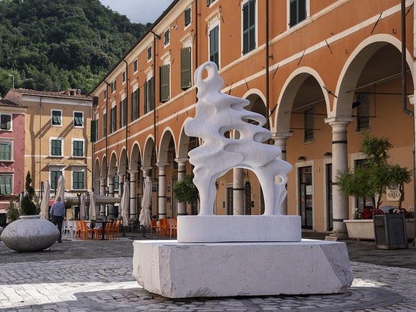 Ross Lovegrove, Flowing  forms of discontinuity in life. White Carrara 2026, installation view I Ph. Nicola Gnesi