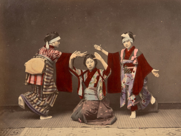 Tamamura Kōzaburō (attr.), Tre geiko in una figura di danza, 1880-1910, Giappone Segreto. Capolavori della fotografia dell'800 | Courtesy of Palazzo del Governatore, Parma 2016