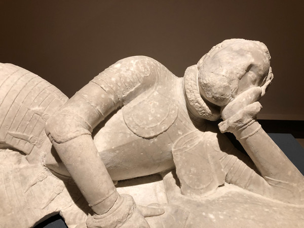 Scultore ignoto, Frammento di sarcofago raffigurante Cavaliere, Secolo XVI, Marmo bianco, 44 x 100 x 53 cm, Proveniente da Mazara del Vallo, Siracusa, Isola di Ortigia, Museo di Palazzo Bellomo | Foto: © ARTE.it