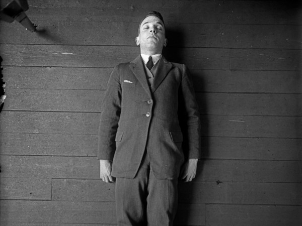 Messinscena dimostrativa del sistema di fotografia metrica di Bertillon, con un corpo a simulare il cadavere e l’apparecchiatura in posizione. Materiale didattico per corsi e conferenze. Rodolphe A. Reiss, 1925. Collezione dell’Institut de police scientifique dell’Università di Losanna | © R. A. REISS, coll. IPSC