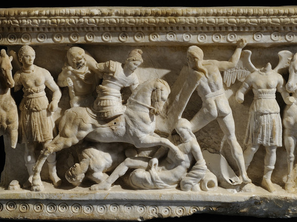 Urna cineraria con scena di combattimento tra Greci e Galati. Volterra, Museo Guarnacci. Alt. 0,49 m; lungh. 0,75 m; prof. 0,28 m. Alabastro. Prima metà del II secolo a.C.
