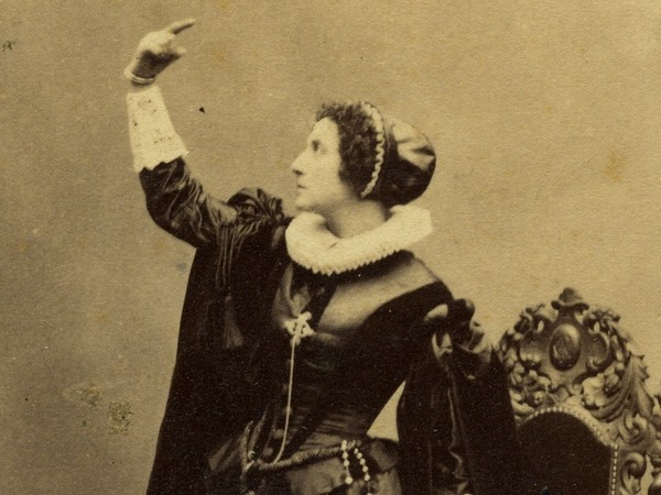 Adelaide Ristori, Maria Stuarda, 1855-1860 circa, Carte de visite di Disdéri & C., Paris Collezione Museo Nazionale del Cinema | Courtesy of Museo Nazionale del Cinema, Torino