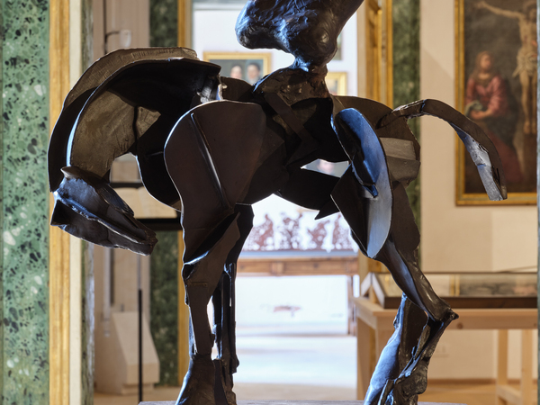 William Kentridge, Untitled VIII (Nose on a horseback), 2007, Bronzo 80 × 82 × 48 cm, Collezione privata | Veduta della mostra Pensieri fuggitivi a cura di Saverio Verini, Palazzo Collicola, Spoleto, 2025 | Courtesy © William Kentridge e Lia Rumma Gallery Milano/Napoli | Foto: Giuliano Vaccai