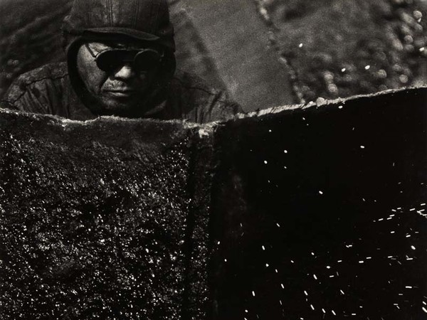 Kiyoshi Niiyama (Prefettura di Ehime, Giappone, 1911 - Tokyo, Giappone, 1968), Senza titolo (Saldatore), Anni cinquanta-sessanta,  Stampa ai sali d’argento, 41.2 x 52.4 cm | © Estate of the Artist - Kiyoshi Niiyama