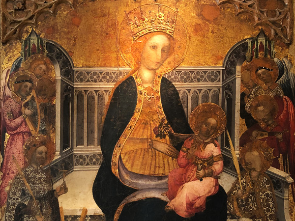 Madonna in trono col Bambino tra le Sante Eulalia e Caterina d'Alessandria, Attribuito a Pere Serra, Inizi XV secolo, Olio su tavola, 166 x 126 cm, Provenienza Museo Comunale di Siracusa, Isola di Ortigia, Museo di Palazzo Bellomo | Foto: © ARTE.it