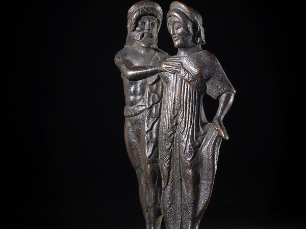 Statuetta votiva con un uomo che abbraccia una donna, 500-­?475 AC, bronzo, h 11,5 cm. Londra, British Museum