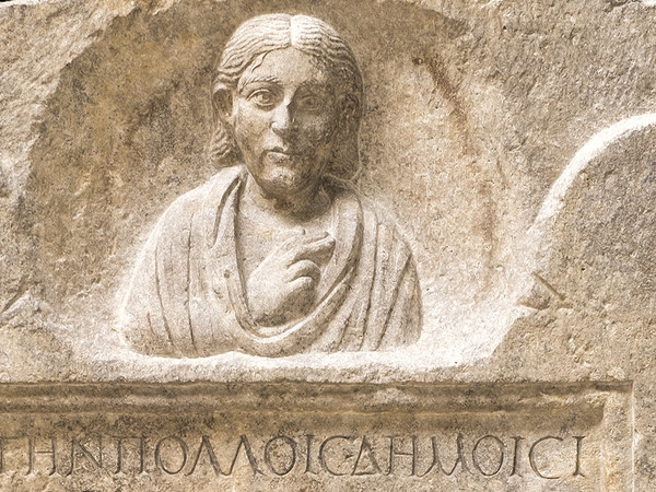 Stele della mima Bassillaù, Prima metà III secolo d.C. (tardo severiana), Calcare, 54,.5 x 14 x 94 cm, Museo Archeologico Nazionale di Aquileia | Foto © Gianluca Baronchelli
