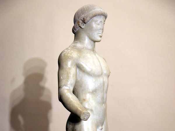 Efebo di Agrigento, 480 a.C. Marmo greco-orientale, h cm 102. Provenienza: Agrigento, cisterna presso San Biagio. Agrigento, Museo Archeologico Regionale