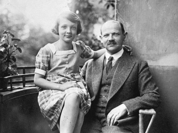 Charlotte Salomon, Charlotte Salomon all'età di circa dieci anni, con il padre, a Berlino, 1928 circa | Courtesy of Collection Jewish Historical Museum, Amsterdam | © Charlotte Salomon Foundation Charlotte Salomon®