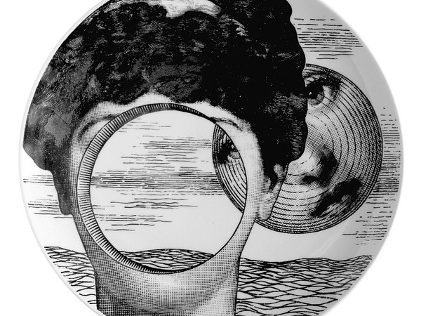 Piero Fornasetti, Piatto “Tema e Variazioni”. Porcellana. Courtesy Fornasetti