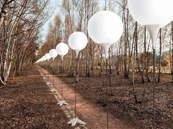 8000 glowing balloons, Park am Nordbahnhof, Berlino. © kulturprojekte berlin_whitevoid / christopher bauder — photo by daniel büche