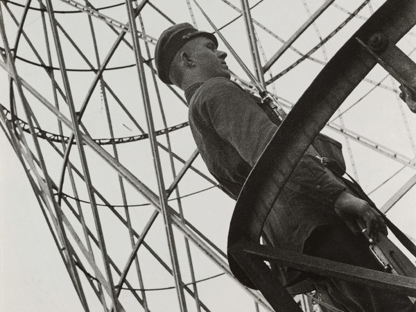 Aleksandr Rodčenko, Guardia vicino allaTorre Shukhov, 1929, Stampa d’artista, Collezione del Moscow House of Photography Museum, 