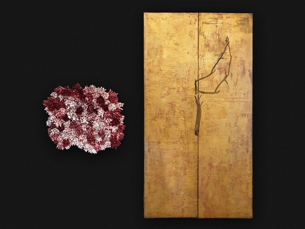 Anna REY Giuseppe COCO, NATURA MORTA CON FIORI E RAMO, 2012-2020. Tecnica mista su tela, ramo vegetale. Cotone, pittura a olio, compensato, punto macchina e punto a mano, cm. 193X106X20 Anna REY Giuseppe COCO, NATURA MORTA CON FIORI E RAMO, 2012-2020. Tecnica mista su tela, ramo vegetale. Cotone, pittura a olio, compensato, punto macchina e punto a mano, cm. 193X106X20